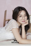 더 예뻐진 신민아, 뿔테안경도 완벽 소화하는 미모[화보]