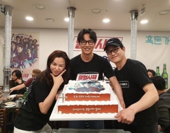 이하늬 ‘열혈사제’ 종방연 사진 공개, 김남길 김성균과 함박미소[SNS컷]