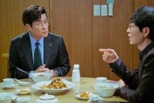 ‘더 뱅커’ 김상중, 유동근 쫓는 기자와 비밀 작전회의[오늘TV]