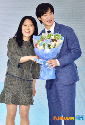 국세청 홍보대사 이제훈, 여직원 축하 꽃다발 받고 흐뭇 미소[포토엔HD]