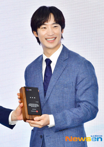 이제훈, 국세청 홍보대사 위촉패 받고 함박꽃 미소[포토엔HD]
