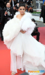 아이쉬와라야 라이, 어마어마한 화이트 드레스로 칸 레드카펫[포토엔HD]