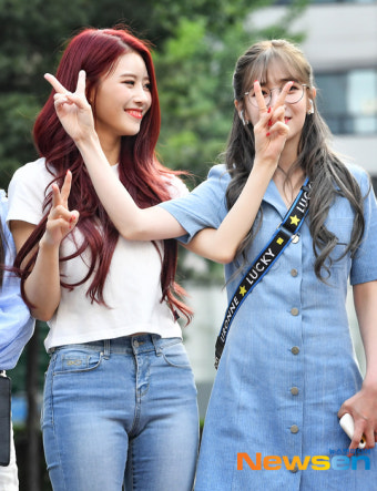 러블리즈  이미주-유지애 ‘ 아침 출근부터 장난끼 발동~’  [포토엔HD]