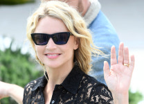 비르지니 에피라, 심쿵 손인사~[포토엔HD]