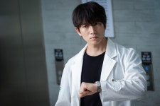 ‘의사 요한’ 지성 스틸컷 공개, 감정 동요 없는 ‘닥터 10초’ 포스