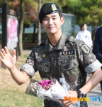 ‘특급전사’ 김수현 만기전역 “전진! 연기 너무 하고 싶었다” 소감(종합)