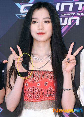 (여자)아이들 슈화, 엄지만 낀 손가락 장갑[포토엔HD]