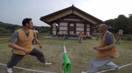 ‘뭉쳐야 찬다’ 어쩌다FC, 스님들과 이너피스 족구 대결