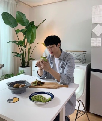 ‘나혼자산다’ 김충재, 여심 저격하는 훈훈 일상(ft.조각 비주얼)[SNS컷]