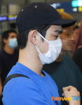 갓세븐 진영, 공항에 몰린 팬들에 당황 [포토엔HD]