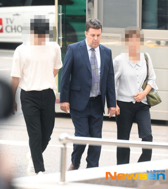 가족과 함께 법원 출석하는 로버트 할리 [포토엔HD]