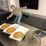 걸스데이 민아, 얼굴보다 큰 피자에 깜짝 “엄마 피자 맛있어”[SNS★컷]