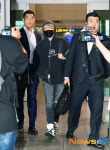 강다니엘, 경호원 철통 호위 받으며 입국 ‘공항패션’[포토엔HD]