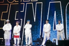 “무대 위 다섯 행복해” 1년만 뭉친 H.O.T. 여전히 뜨겁고 뭉클했다[리뷰]
