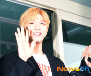 강다니엘, 손 인사에 눈이 부셔~ [포토엔HD]