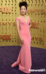 한국계 배우 산드라 오, 에미상 밝힌 분홍 드레스 자태[포토엔]