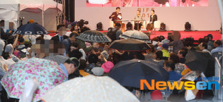 갑작스런 비에 혼비백산해진 남포동 BIFF 광장 [포토엔HD]