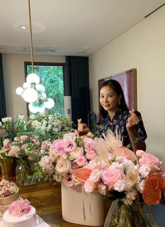 ‘장동건’ 고소영, 40대 맞아? 생일꽃다발도 질투할 우아 미모[SNS컷]