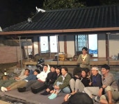 ‘불타는청춘’ 새 친구 안혜경, 멤버들과 마당서 심야 영화 감상[SNS★컷]