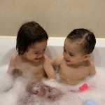 윌리엄X벤틀리, 거품목욕 즐기는 러블리 형제 “재미가 두배”[SNS★컷]