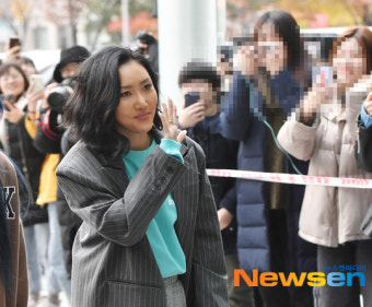 마마무 화사, 휴대폰 세례받는 컬투쇼 출근[포토엔HD]
