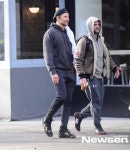 브래들리 쿠퍼, ‘행오버’ 동료 저스틴 바사와 외출[파파라치컷]