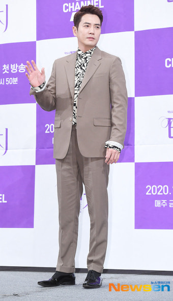 주상욱, 근엄한 표정으로 손 인사 [포토엔HD]