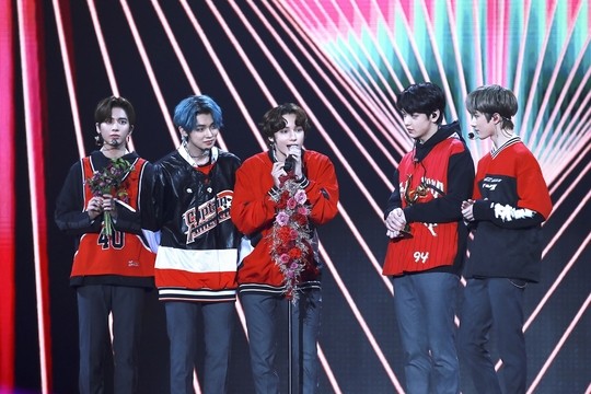 투모로우바이투게더, 일본 음악 차트 1위 석권으로 인기 입증!