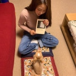 예원, 반려견들과 ‘돈방석’ 에 앉아 아우라 뿜뿜 [SNS★컷]