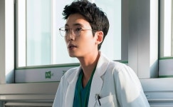 ‘슬기로운 의사생활’ 정경호 첫 스틸 공개, 까칠한 흉부외과 교수 변신
