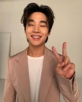 헨리 근황, 촬영장서 장난기 넘치는 포즈 ‘훈훈 그 자체’[SNS★컷]