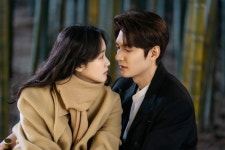 ‘더킹’ 이민호 김고은 백허그 투샷 포착, 본격 로맨스 신호탄