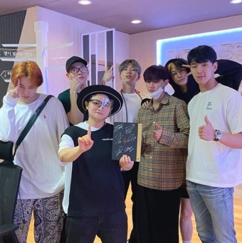 ‘정희’ 몬스타엑스x김신영 “같이 빌보드 찢자” 다비 이모 빙의 [SNS컷]