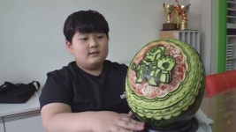 ‘순간포착’ 11살 최연소 푸드 카빙 마스터, 작품 변신한 음식재료