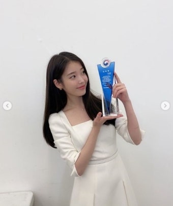 국세청 홍보대사 위촉패 든 아이유 “선한 영향력 선사할 것”[SNS컷]