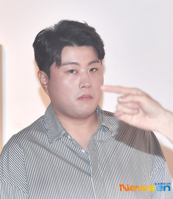 김호중 ‘어...돌발 볼 콕~’[포토엔HD]