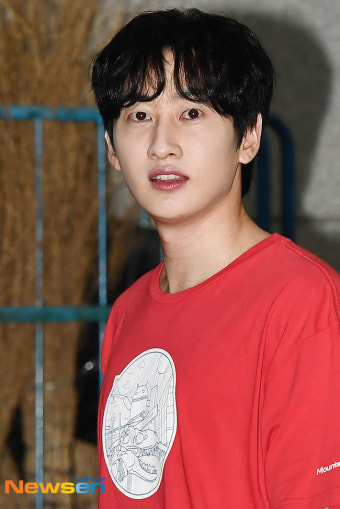 슈퍼주니어 은혁 ‘카메라 플래시에 확장된 동공’[포토엔HD]