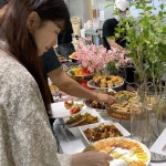 수지 “먹을게 많아 풀은 패스” 뷔페 앞 행복 미소[SNS★컷]