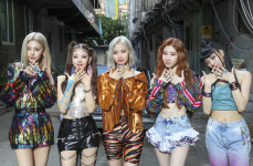 ITZY, ‘Not Shy’ 뮤비 촬영장서 뽐낸 초강력 비주얼[비하인드컷]