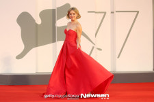 나이안 곤살레스 노르빈드, 레드카펫 걷는 인형~(베니스영화제)[포토엔HD]