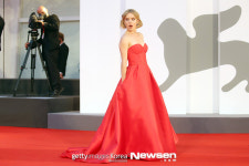 나이안 곤살레스 노르빈드, 깜짝 놀란 인형~(베니스영화제)[포토엔HD]