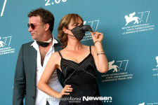 라다 미첼, 독특한 새부리 마스크 눈길(베니스영화제)[포토엔HD]