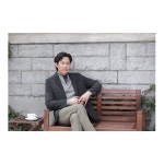 이정재, 앉아만 있어도 화보완성 잘생김 ‘조각상인 줄’[SNS★컷]