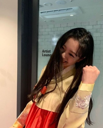 ITZY 유나 “‘Not Shy’ 1억뷰 감사해” 상큼 한복자태로 자축[SNS컷]