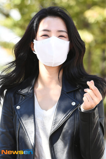 아나운서 강지영 ‘가을 햇살 묻은 손하트’[포토엔HD]