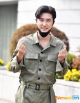 ‘가수 신성이 하트 두 개 출근길에서 보냅니다~’[포토엔HD]