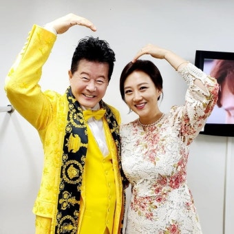 “장윤정 사랑해주세요” 태진아X장윤정 화기애애 하트 투샷[SNS★컷]