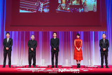 제33회 도쿄 국제영화제 개막식 참석한 개막작 ‘언더독’ 주역들[포토엔HD]