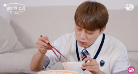 대리→학생까지 컨셉 넘나드는 먹방돌 윤두준