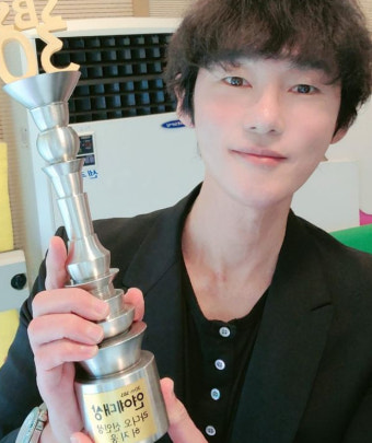 허지웅, 라디오 신인상 인증 “마음의 평정을 되찾는 길에 함께”